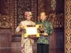 Tata Kelola Ekonomi Daerah Terbaik, Gubernur Koster Dianugerahi Tribun Bali Award