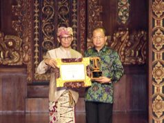 Tata Kelola Ekonomi Daerah Terbaik, Gubernur Koster Dianugerahi Tribun Bali Award