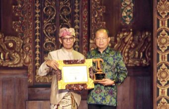 Tata Kelola Ekonomi Daerah Terbaik, Gubernur Koster Dianugerahi Tribun Bali Award