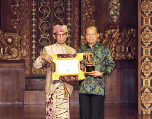 Tata Kelola Ekonomi Daerah Terbaik, Gubernur Koster Dianugerahi Tribun Bali Award