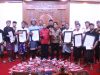 Serahkan Hadiah Ogoh-ogoh, Gubernur Koster-Wagub Minta STT Kembangkan Kreativitas dan Kuatkan Jati Diri Bali