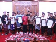 Serahkan Hadiah Ogoh-ogoh, Gubernur Koster-Wagub Minta STT Kembangkan Kreativitas dan Kuatkan Jati Diri Bali