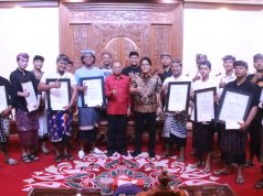 Serahkan Hadiah Ogoh-ogoh, Gubernur Koster-Wagub Minta STT Kembangkan Kreativitas dan Kuatkan Jati Diri Bali