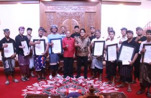 Serahkan Hadiah Ogoh-ogoh, Gubernur Koster-Wagub Minta STT Kembangkan Kreativitas dan Kuatkan Jati Diri Bali