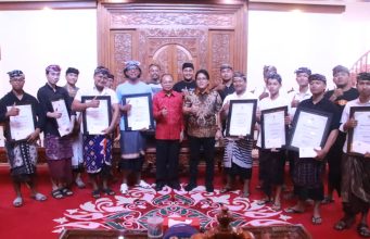 Serahkan Hadiah Ogoh-ogoh, Gubernur Koster-Wagub Minta STT Kembangkan Kreativitas dan Kuatkan Jati Diri Bali