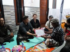 Wabup Badung Serahkan Akta Kematian dan Penghargaan Tertib Administrasi di Abiansemal