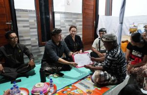 Wabup Badung Serahkan Akta Kematian dan Penghargaan Tertib Administrasi di Abiansemal