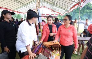 TP PKK Kota Denpasar Dukung UMKM dan Aksi Berbagi di Pasar Rakyat PKK Bali