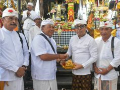 Wawali Arya Wibawa “Ngaturang Bhakti” Serangkaian Pujawali di Pura Swagina Taman Sari