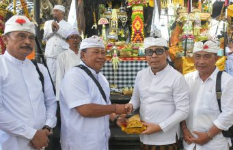 Wawali Arya Wibawa “Ngaturang Bhakti” Serangkaian Pujawali di Pura Swagina Taman Sari