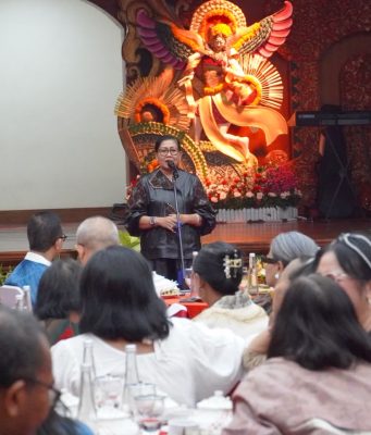 Reuni Alumni FEB Unud, Putri Koster Dorong Peran Akademisi Selamatkan Tenun Bali