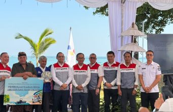 Sekda Badung Hadiri Peluncuran Kapal Trash Skimmer dan Penyerahan Seragam Sekolah di Kuta