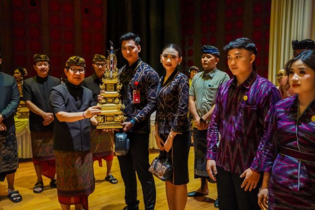 Bupati Adi Arnawa Lepas 26 Duta Seni (4)