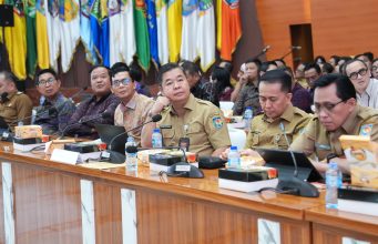 Bupati Adi Arnawa Hadiri Rakor Monitoring Perluasan Piloting Digitalisasi Bansos di Kemendagri