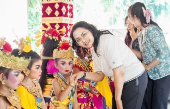 Bunda PAUD Badung Hadiri Pentas Seni dan Pelepasan Siswa TK Shanti Kumara III Sempidi
