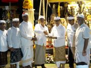 Bupati Adi Arnawa Hadiri Puncak Piodalan di Pura Dalem Puri Bongkasa