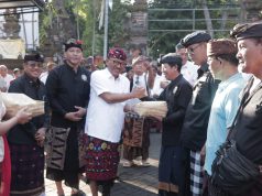 Jelang Galungan dan Kuningan, PHDI dan Bakesbangpol Kota Denpasar Bagikan 300 Paket Daging Babi
