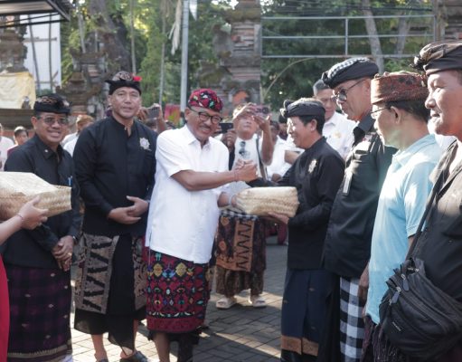 Jelang Galungan dan Kuningan, PHDI dan Bakesbangpol Kota Denpasar Bagikan 300 Paket Daging Babi