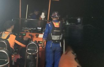 Perahu Terbalik di Sanggalangit, Enam Pemancing Terapung di Laut