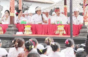 Hadiri Ngenteg Linggih di Batunya, Wagub Giri Prasta Tekankan Pentingnya Gotong Royong dan Persatuan Krama