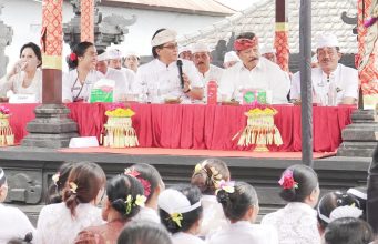Hadiri Ngenteg Linggih di Batunya, Wagub Giri Prasta Tekankan Pentingnya Gotong Royong dan Persatuan Krama