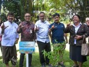 Tanam Pohon Langka, Walikota Jaya Negara Dampingi Kunker Menteri Jumhur Hidayat di Denpasar