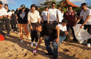 Hari Lingkungan Hidup Sedunia, Gubernur Koster Pimpin Korve Bersih Sampah di Pantai Samuh