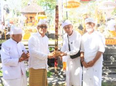Walikota Jaya Negara Laksanakan Bakti Pujawali Padudusan Alit di Pura Luhur Candi Narmada