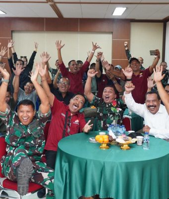 Sinergi Tanpa Batas, Kapendam IX/Udayana Ajak Awak Media Nobar Piala Dunia 2026
