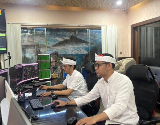 Di Balik Terangnya Galungan, Ada Dispatcher PLN yang Tetap Siaga Menjaga Listrik Bali