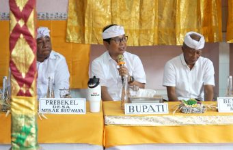 Bupati Adi Arnawa Tanda Tangani Prasasti di Pura Taman Sari Penyarikan Dalem