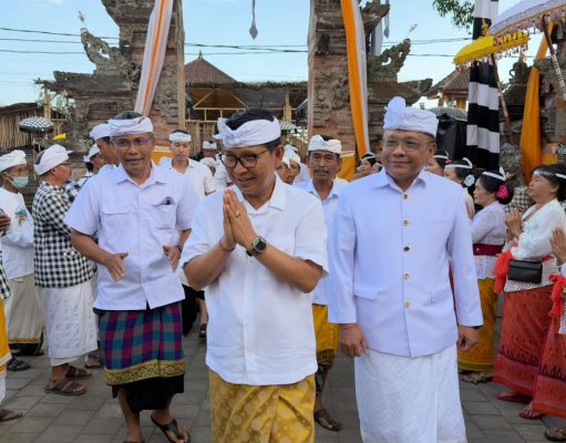 Bupati Adi Arnawa Upasaksi Puncak Karya di Pura Taman Ganter