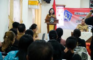 Ketua Dekranasda Badung Serahkan Bantuan Alat Pengemasan kepada Pelaku IKM