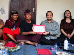 Wabup Bagus Alit Sucipta Serahkan Penghargaan Tertib Administrasi Akta Kematian di Abiansemal