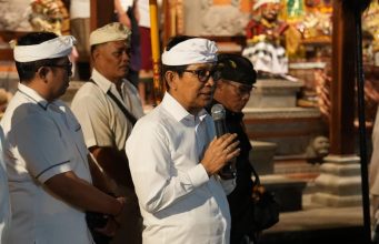 Bupati Badung Hadiri Tiga Pujawali di Darmasaba, Tegaskan Penguatan Infrastruktur dan Keamanan Berbasis Desa Adat
