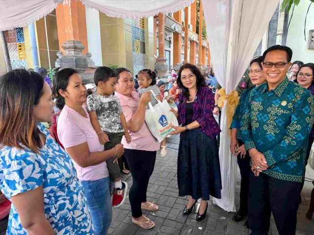 Salurkan Paket Olahan Ikan di Kelurahan Kuta (4)