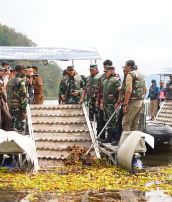 Kolaborasi Nyata Pulihkan Danau Buyan, Pangdam IX/Udayana Tegaskan Komitmen TNI Menjaga Kelestarian Alam Bali