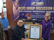 Wagub Bali Nyoman Giri Prasta Raih Anugerah Sahabat Pers Indonesia dari SMSI