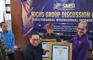 Wagub Bali Nyoman Giri Prasta Raih Anugerah Sahabat Pers Indonesia dari SMSI
