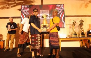 Wali Kota Jaya Negara Serahkan Piala Bergilir Rare Angon Festival, Perkuat Pelestarian Budaya dan Persahabatan Internasional