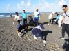 Jumat Berdampak: PLN UP2D Bali Bersihkan Pantai Lembeng, Jaga Pesisir Tetap Bersih dan Lestari