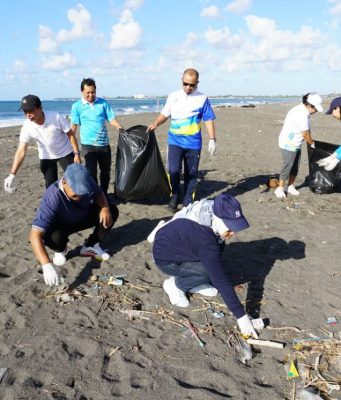 Jumat Berdampak: PLN UP2D Bali Bersihkan Pantai Lembeng, Jaga Pesisir Tetap Bersih dan Lestari