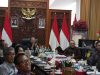 Gubernur Koster Paparkan Modul Ajar Literasi Keuangan Sebagai Penopang SDM Bali Unggul kepada Tiga Penguji OJK Awards