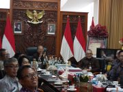 Gubernur Koster Paparkan Modul Ajar Literasi Keuangan Sebagai Penopang SDM Bali Unggul kepada Tiga Penguji OJK Awards
