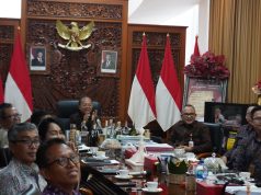 Gubernur Koster Paparkan Modul Ajar Literasi Keuangan Sebagai Penopang SDM Bali Unggul kepada Tiga Penguji OJK Awards