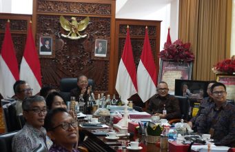 Gubernur Koster Paparkan Modul Ajar Literasi Keuangan Sebagai Penopang SDM Bali Unggul kepada Tiga Penguji OJK Awards