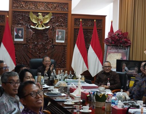 Gubernur Koster Paparkan Modul Ajar Literasi Keuangan Sebagai Penopang SDM Bali Unggul kepada Tiga Penguji OJK Awards
