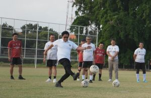 Lakukan “Kick-off”, Wagub Giri Prasta Buka Turnamen Mini Soccer Kerthi Bali IV