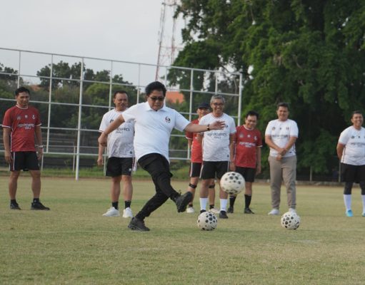 Lakukan “Kick-off”, Wagub Giri Prasta Buka Turnamen Mini Soccer Kerthi Bali IV