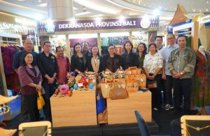 Ketua Dekranasda Bali Ny. Putri Koster Promosikan Kriya Unggulan Bali di Pameran HUT Ke-45 Dekranas di Makassar